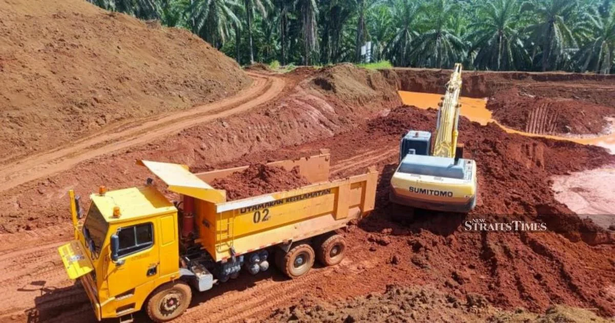 Two arrested for illegal silica sand operation in Terengganu; RM1.8 million in equipment seized