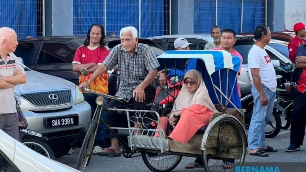 Anwar Ibrahim moved by 86-year-old trishaw rider's determined journey to meet him