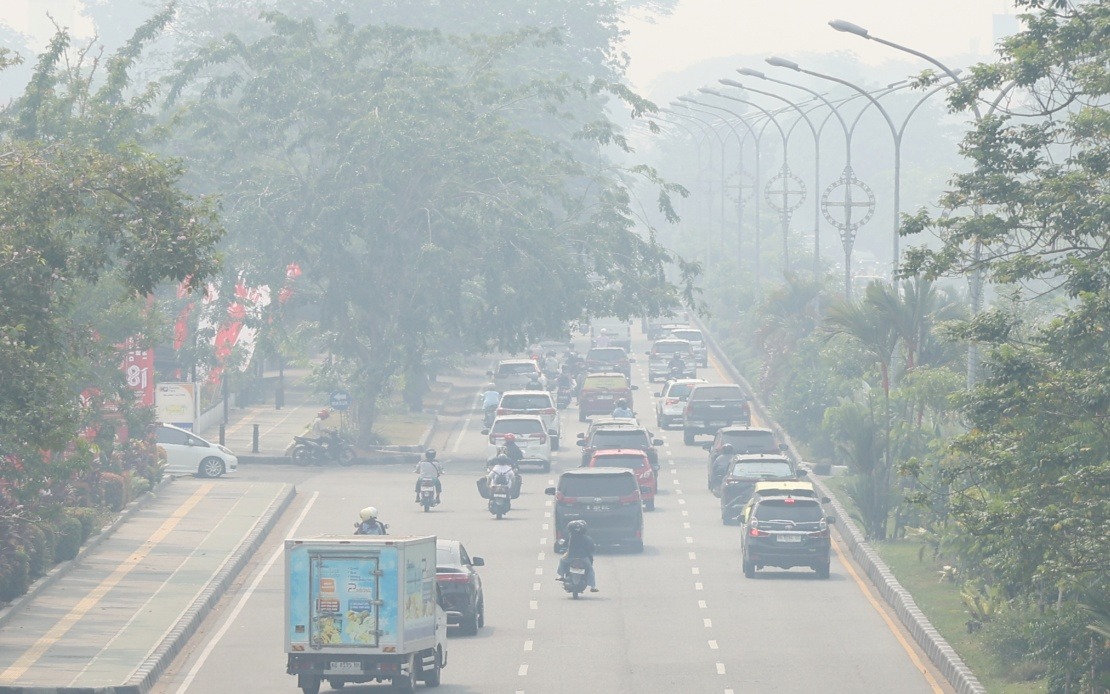 Indonesia's Air Quality Crisis: Central Kalimantan Pollution Index Reaches Hazardous 573 Amid Widespread Fires