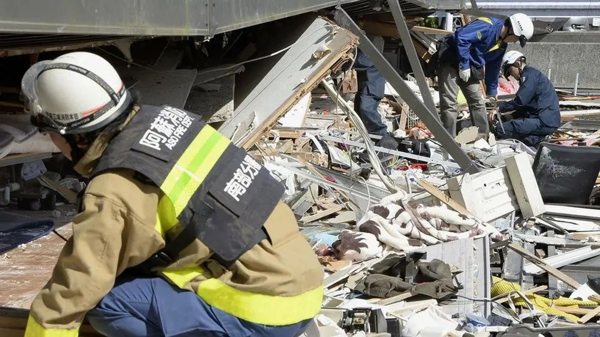 Explosion at Kumamoto Shopping Mall Traps Dozens, Follows Major Earthquake