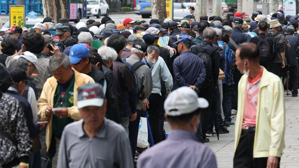 Seoul Debates Cost of Free Bus Rides for Seniors as Elderly Population Swells
