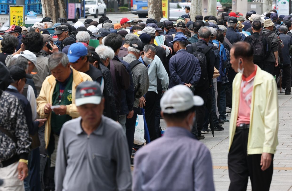 Seoul Debates Cost of Free Bus Rides for Seniors as Elderly Population Swells