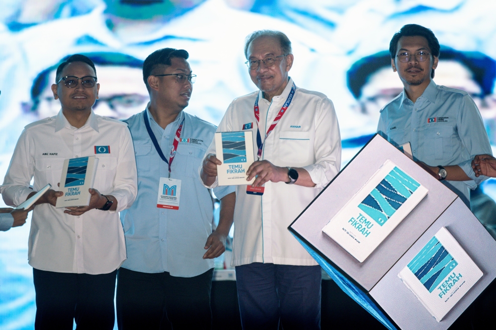 Anwar Unveils PKR Youth Manifesto Blending Courage, Creativity and Madani Vision