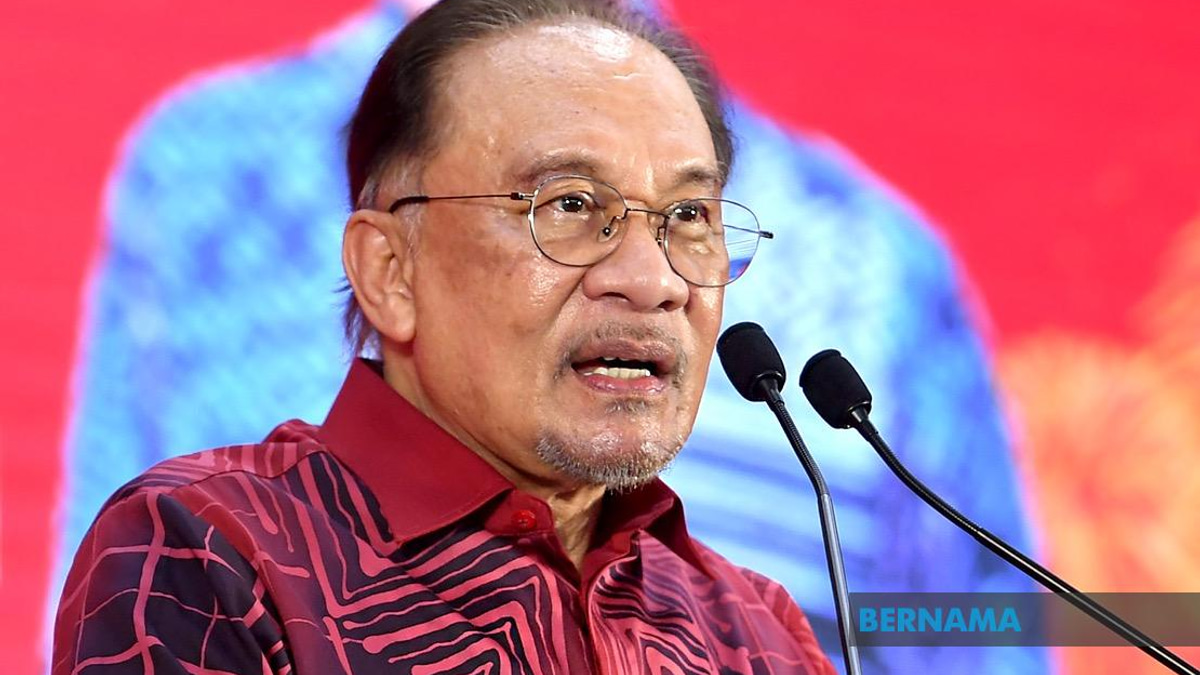 PM Anwar Maintains Top Approval Rating at 52% in Latest Merdeka Center Poll