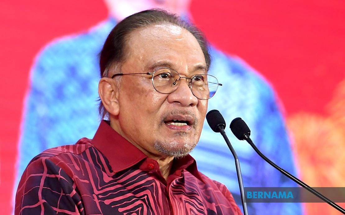 PM Anwar Maintains Top Approval Rating at 52% in Latest Merdeka Center Poll