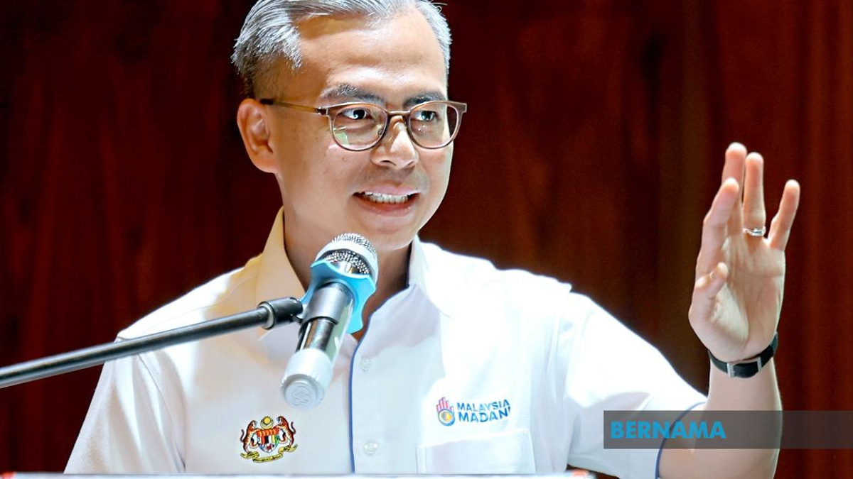 Minister Fahmi Demands Telcos Act on Rural Connectivity Gap, Invites CEOs to See Crisis Firsthand