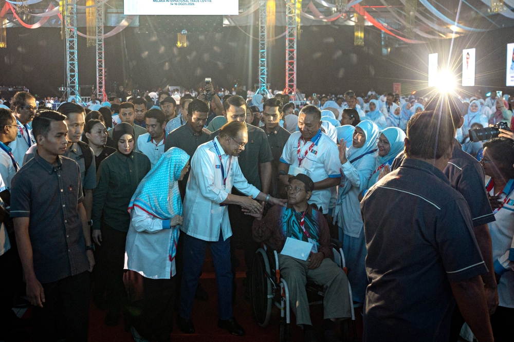 Anwar Calls for Measured Approach on Umno, Urging Focus on People's Welfare Over Emotion