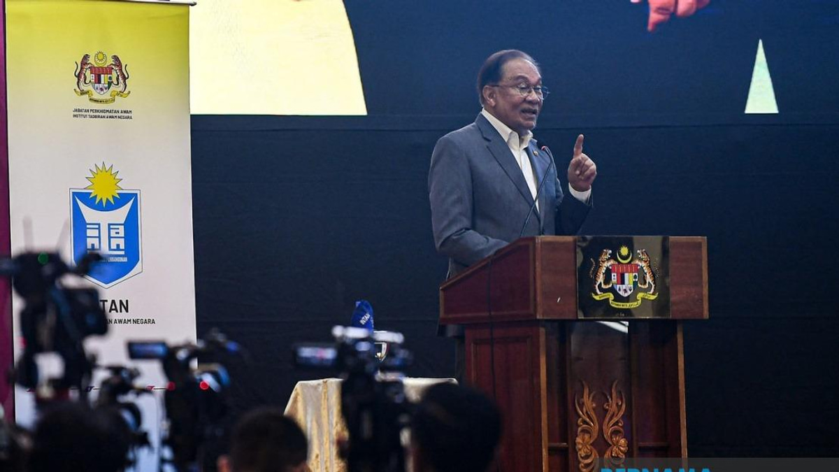 Anwar Apologises for Firm Tone with Civil Servants, Explains Passion for Policy Implementation