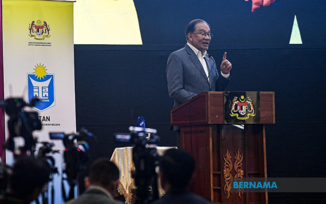 Anwar Apologises for Firm Tone with Civil Servants, Explains Passion for Policy Implementation