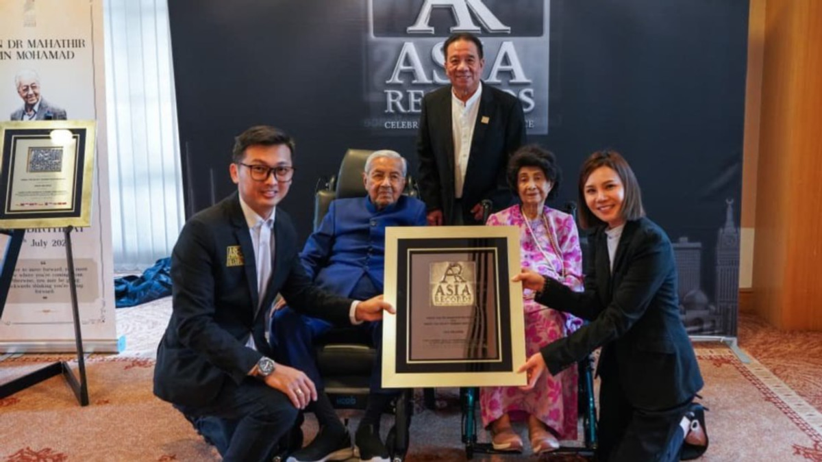 Tun M and Dr Siti Hasmah Set Remarkable Centenarian Milestone as Longest-Married Couple in Asian History