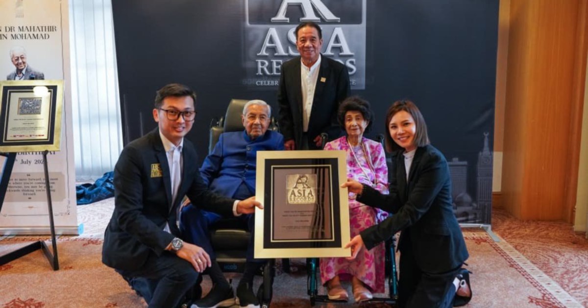 Tun M and Dr Siti Hasmah Set Remarkable Centenarian Milestone as Longest-Married Couple in Asian History