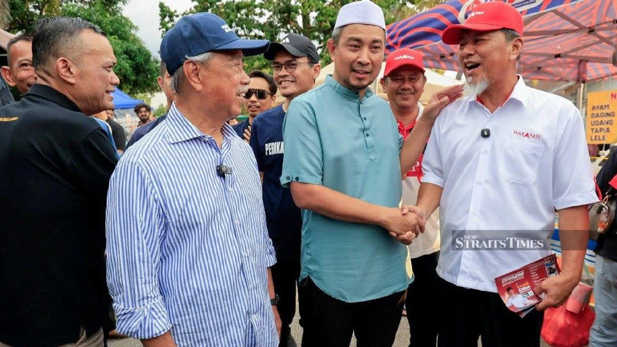 Johor candidates meet on campaign trail at crowded night market