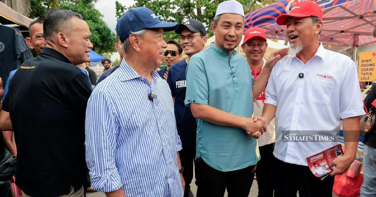Johor candidates meet on campaign trail at crowded night market