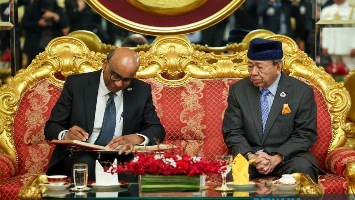 Selangor Sultan Receives Singapore President in Ceremonial Audience