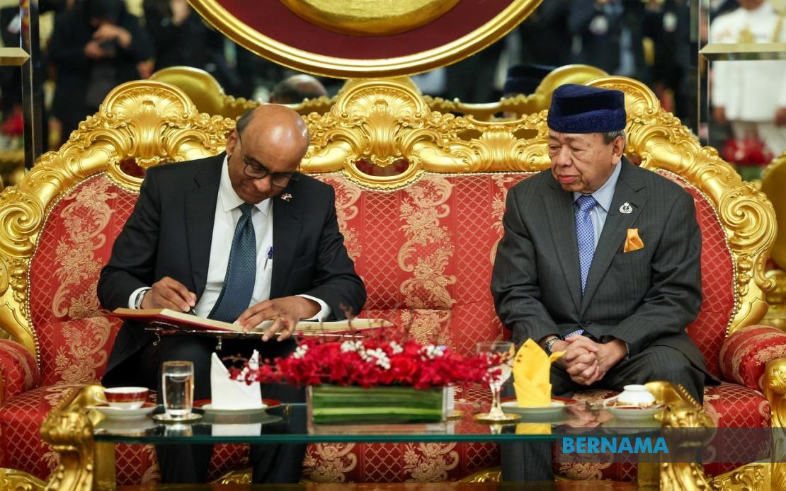 Selangor Sultan Receives Singapore President in Ceremonial Audience