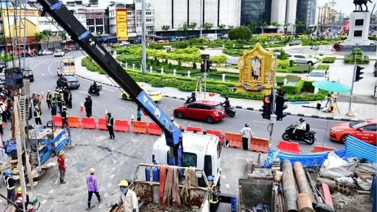 Bangkok evacuates 60 residents as subway construction triggers sinkhole near Wongwian Yai