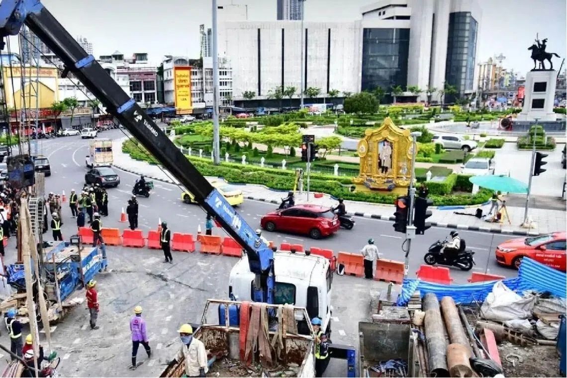 Bangkok evacuates 60 residents as subway construction triggers sinkhole near Wongwian Yai