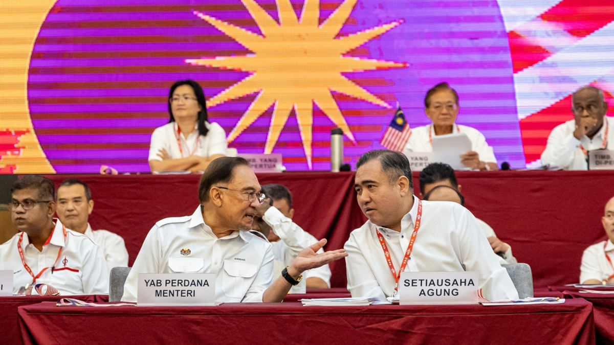 Anwar Appeals to Melaka DAP to Reverse Withdrawal Plan and Stay in State Government