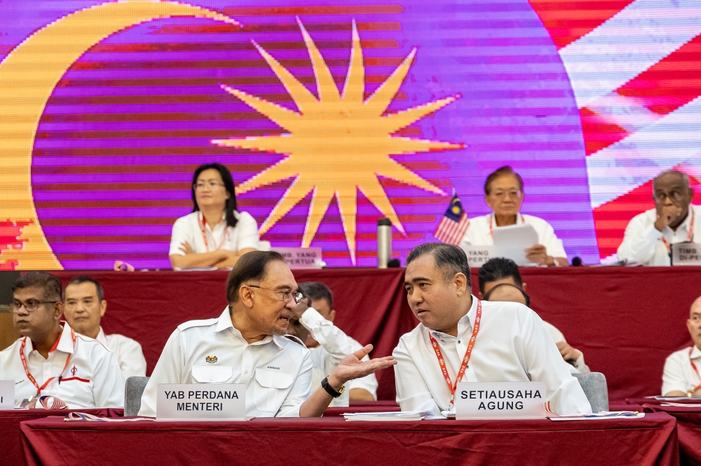 Anwar Appeals to Melaka DAP to Reverse Withdrawal Plan and Stay in State Government