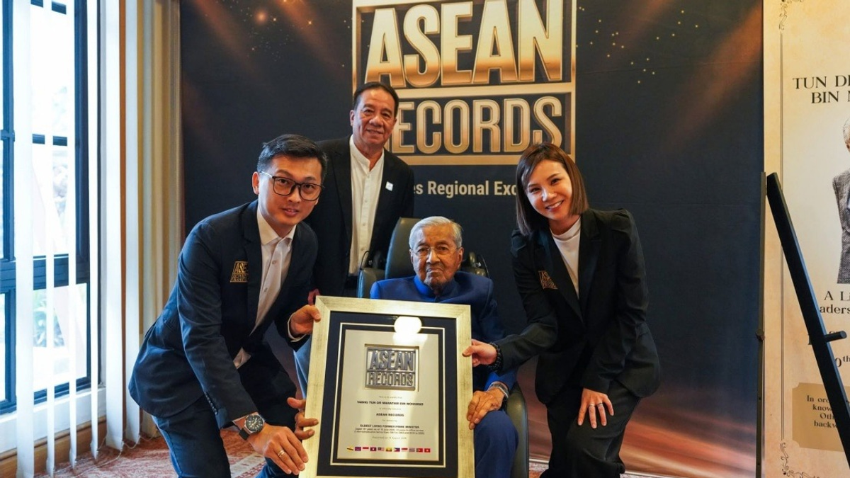 Dr Mahathir and Dr Siti Hasmah Achieve Historic Centenarian Milestone with Three Records