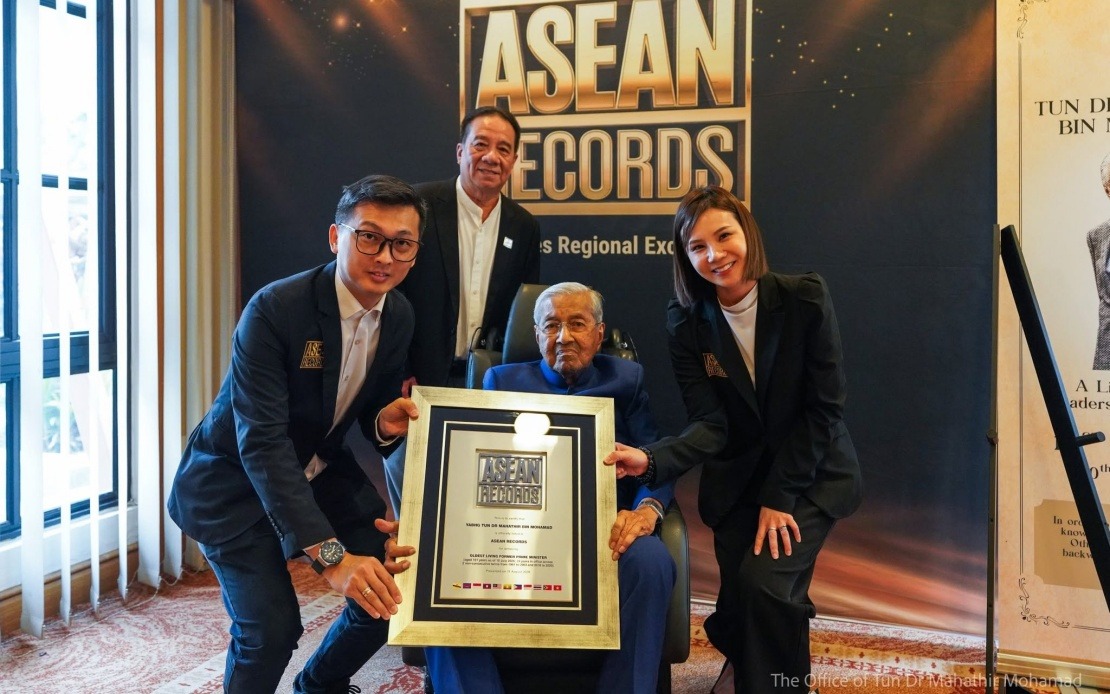 Dr Mahathir and Dr Siti Hasmah Achieve Historic Centenarian Milestone with Three Records