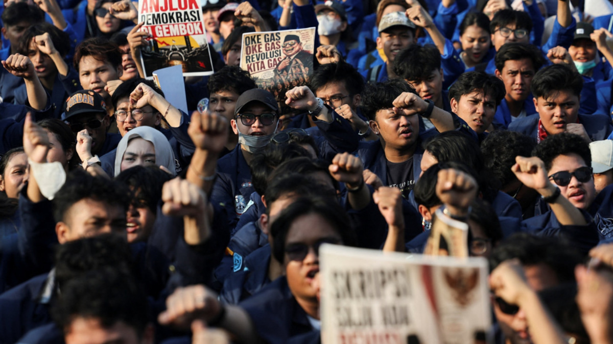 Indonesia's Free Meal Scheme Becomes Flash Point in Wider Economic Debate