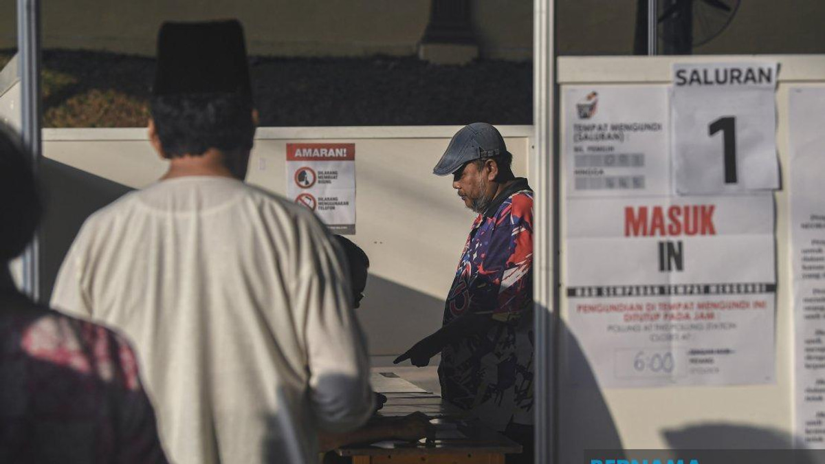 Federal Ministers and Deputies Vote in Johor State Election