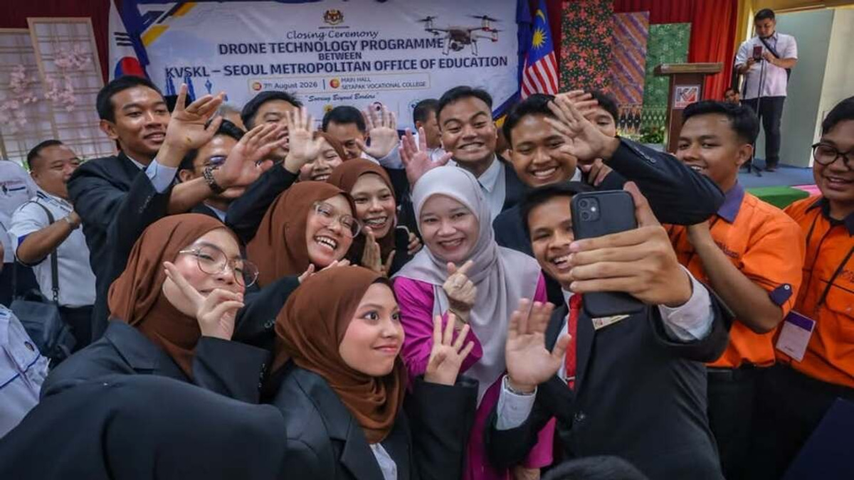 Fadhlina Challenges Setapak Vocational Students to Solve Campus Security Through Drone Technology