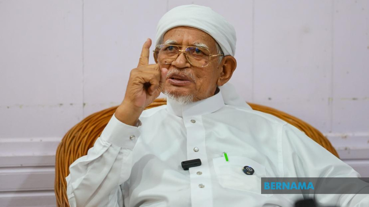 Hadi Claims Bersatu Has Lost PN Membership; Azmin Disputes the Assertion