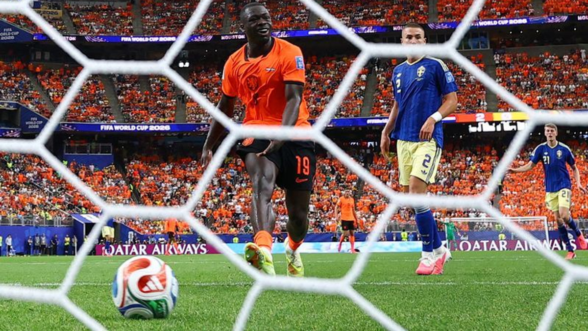 Brobbey's Double Strike Puts Him in Frame to Lead Dutch Attack