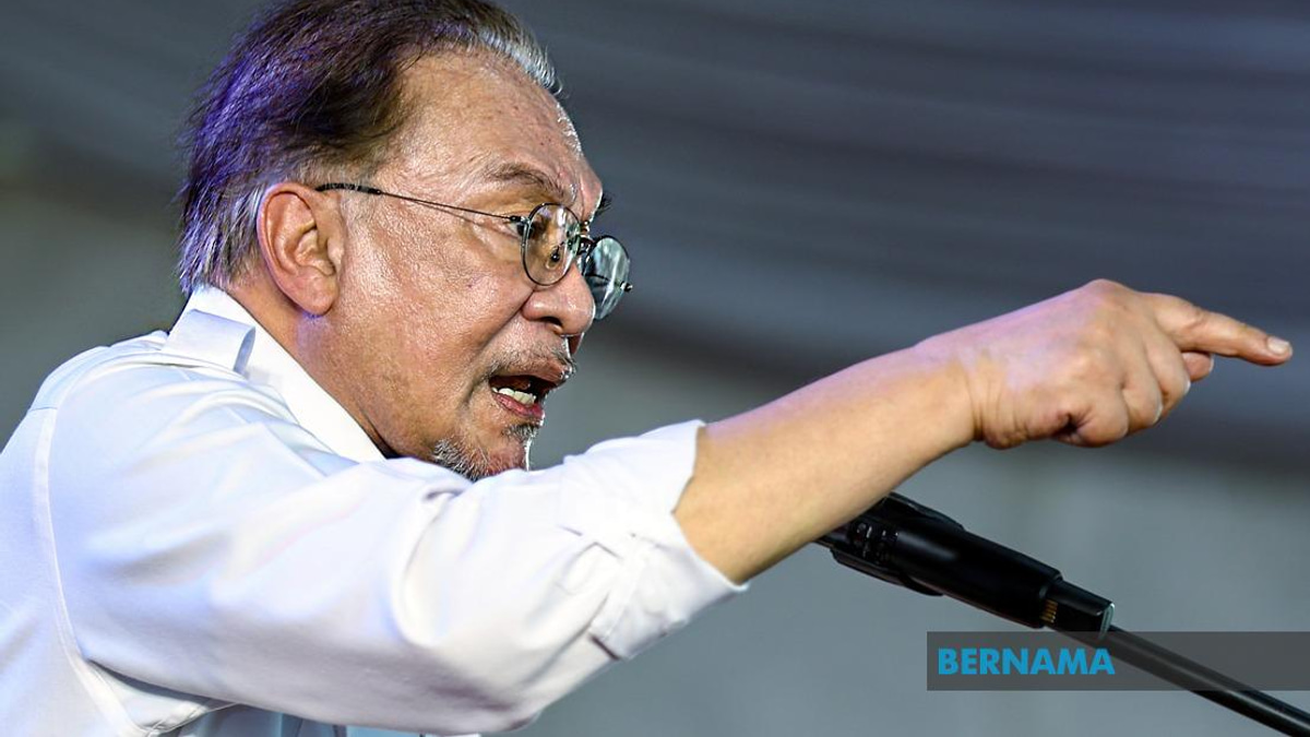 Anwar Intensifies Pakatan Harapan's Johor Campaign With Eight-Constituency Tour