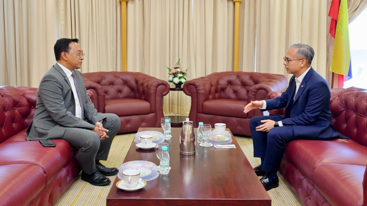 Communications Minister Fahmi Meets Malaysia's New Ambassador to Lebanon