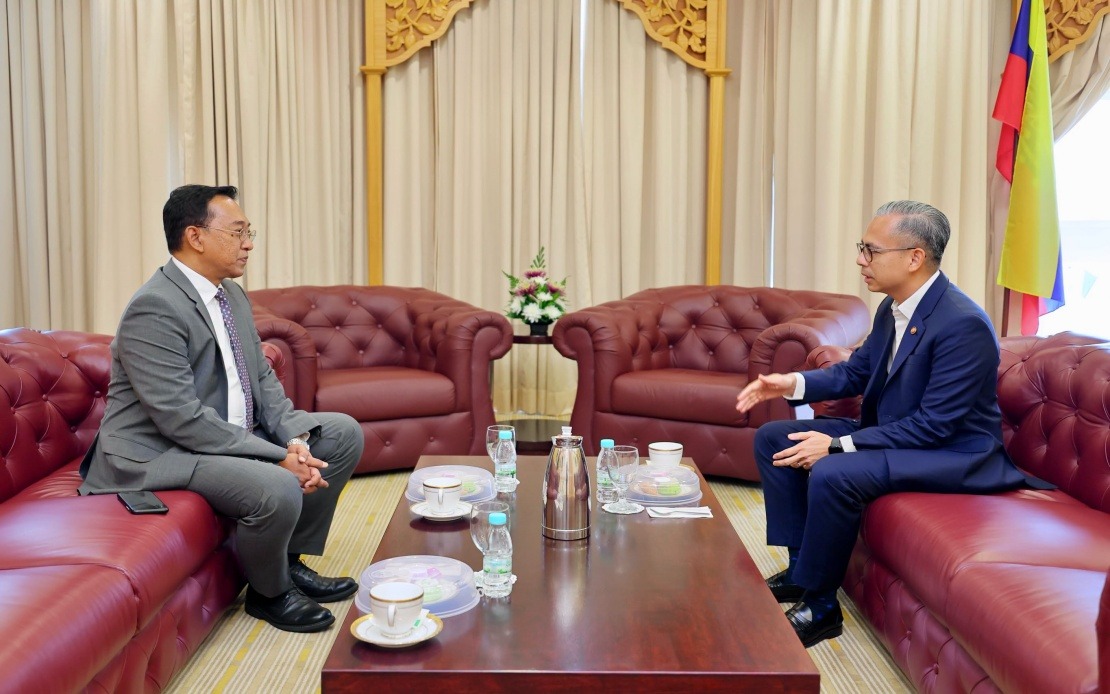 Communications Minister Fahmi Meets Malaysia's New Ambassador to Lebanon