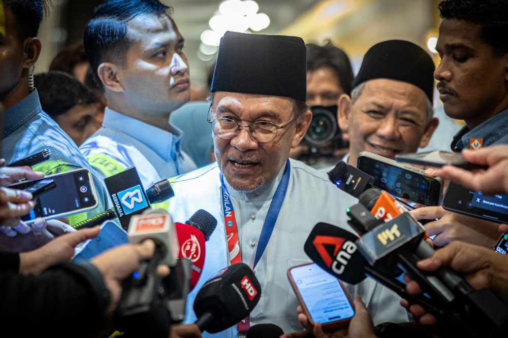 Anwar Downplays Coalition Tensions, Reaffirms Commitment to Stability