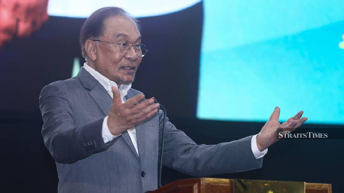 PM Anwar Directs Civil Service Shake-Up Over Lengthy Promotion Bottlenecks