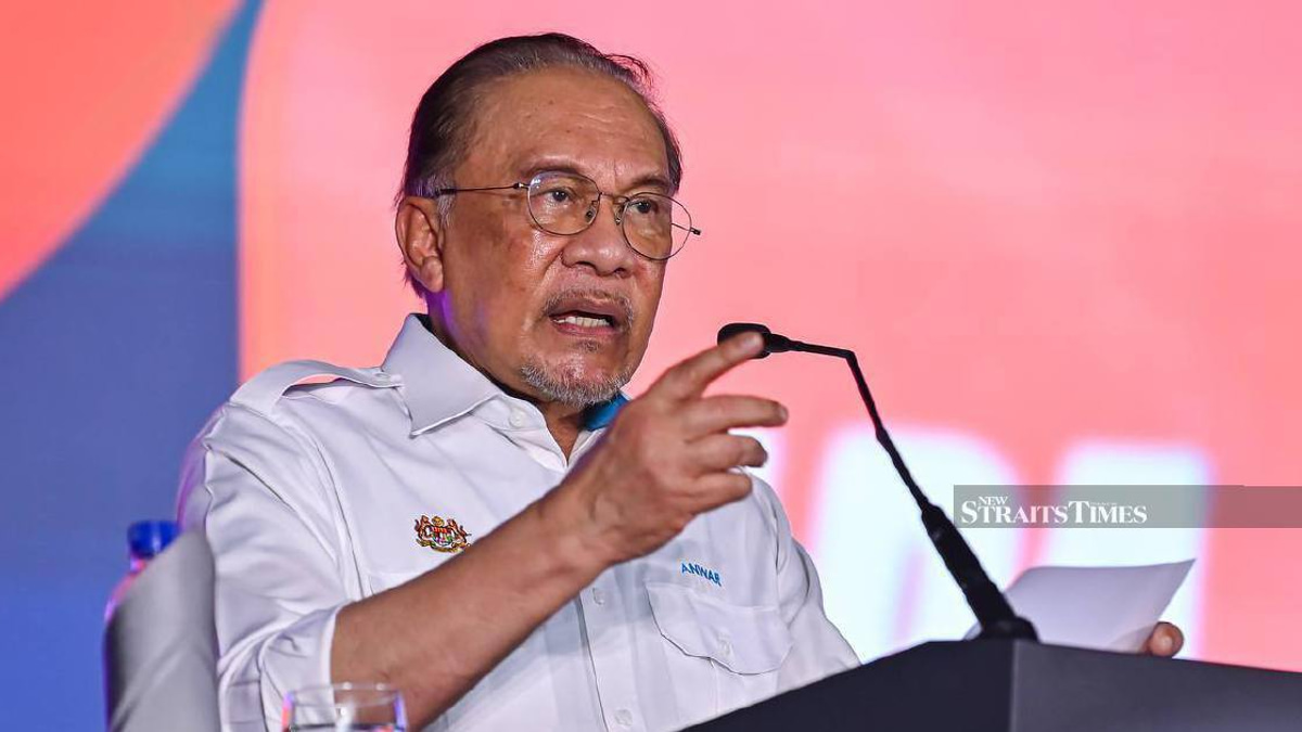 Anwar Rolls Out Seven-Point Plan to Revitalise Felda Settlers' Lives