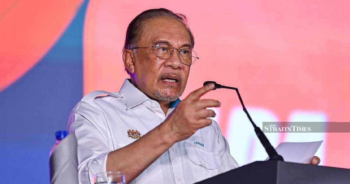 Anwar Rolls Out Seven-Point Plan to Revitalise Felda Settlers' Lives