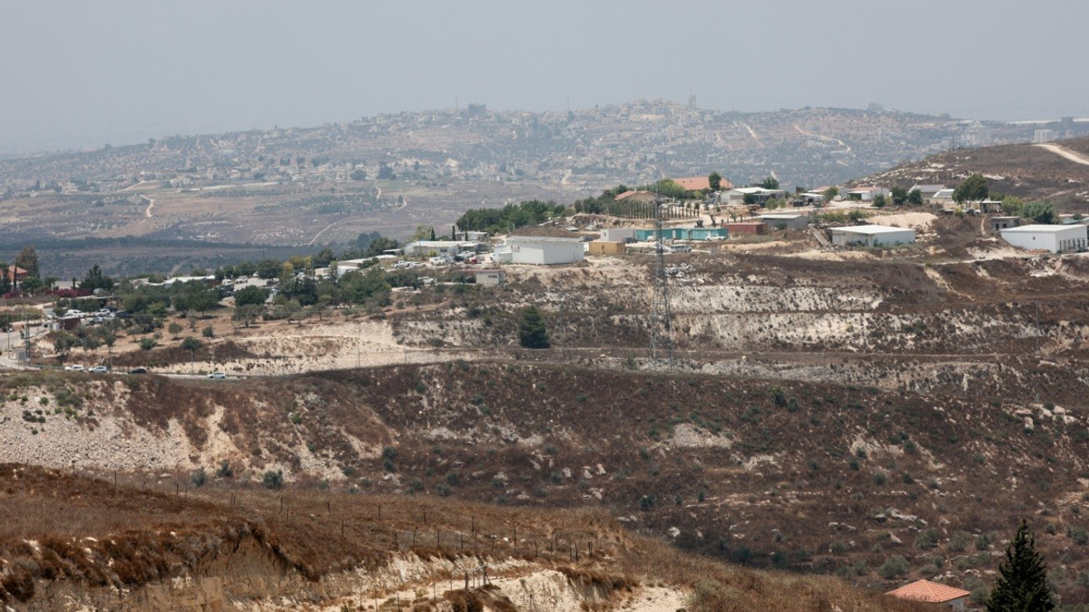 Israeli Forces Injure Palestinians, Seize Property in West Bank and East Jerusalem