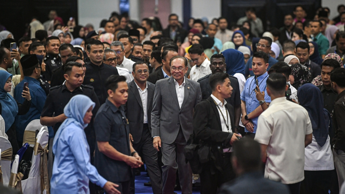Anwar Clarifies Stern Remarks to Civil Service, Says Intent Was Not to Offend