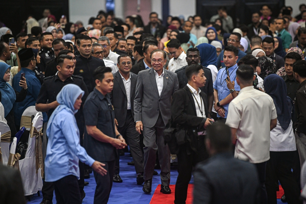 Anwar Clarifies Stern Remarks to Civil Service, Says Intent Was Not to Offend