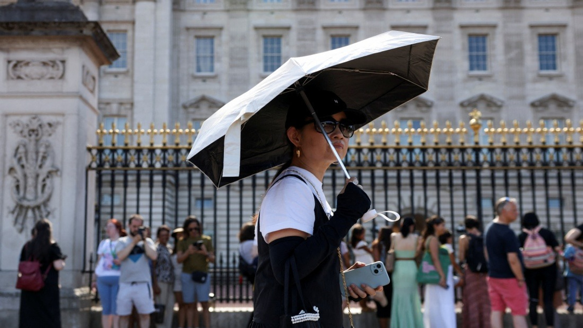 UK Buckingham Palace Ceremonies Suspended as Extreme Heat Grips Britain