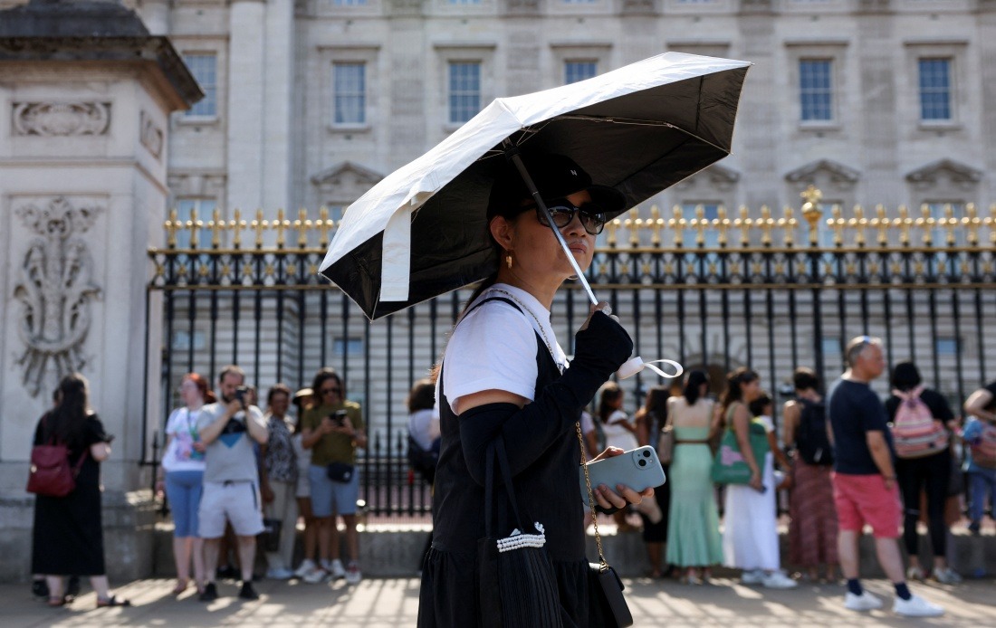 UK Buckingham Palace Ceremonies Suspended as Extreme Heat Grips Britain