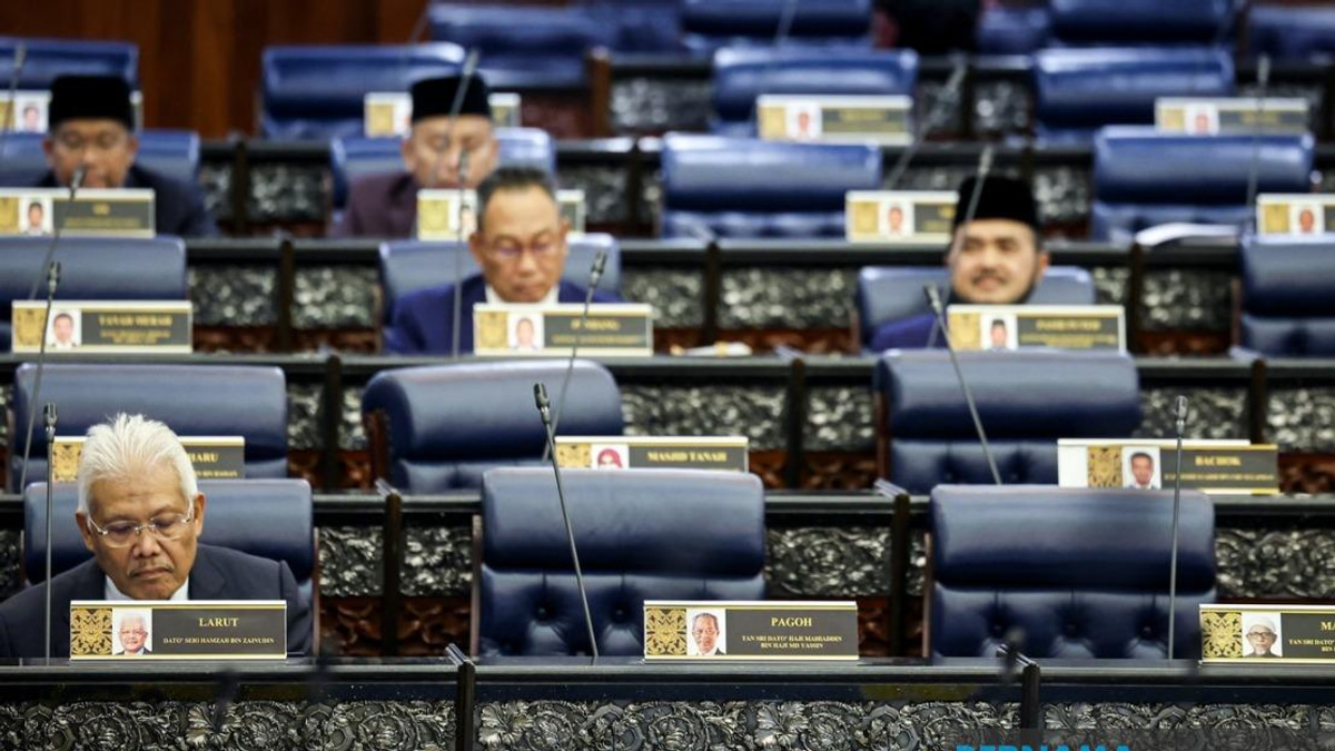 Speaker Confirms Hamzah's Opposition Leadership Role; Muhyiddin Relocated in Parliament Seating