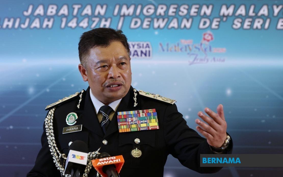 Only Two Airlines Reporting Problems With Extended Malaysian Passports, Says Immigration Chief