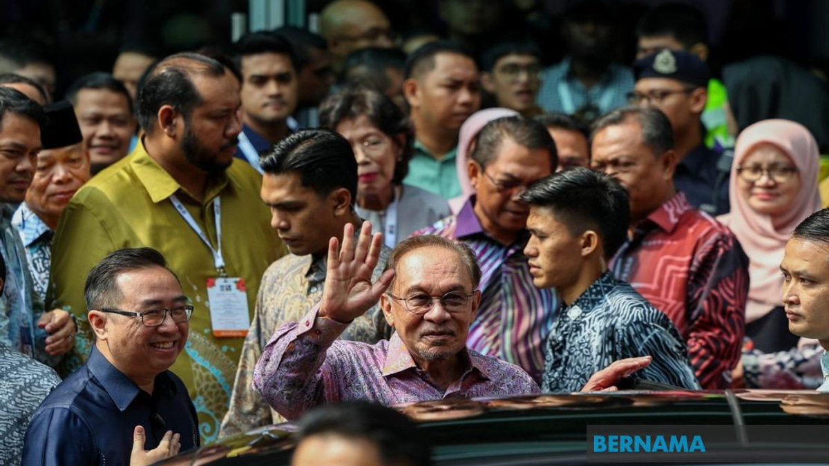 Anwar Orders Urgent Aid For Malaysians Affected By Nepal Floods