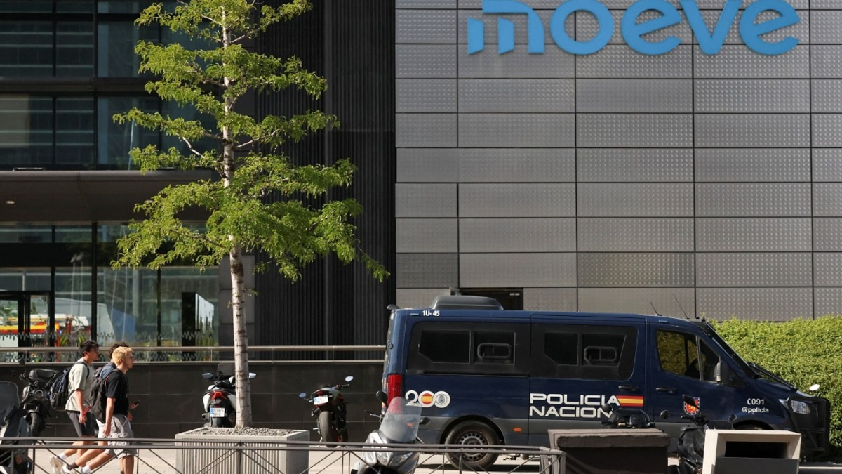 Fire Erupts at Torre Moeve, Spain's Second-Tallest Building, in Madrid