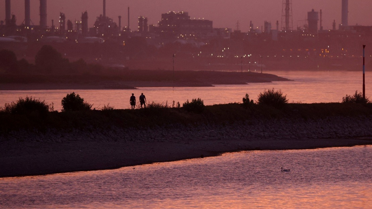 Receding Rhine Reveals Large Unexploded World War II Bomb Near Cologne