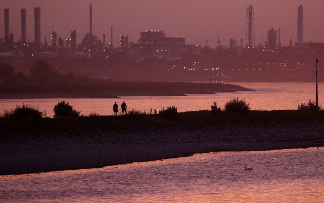 Receding Rhine Reveals Large Unexploded World War II Bomb Near Cologne