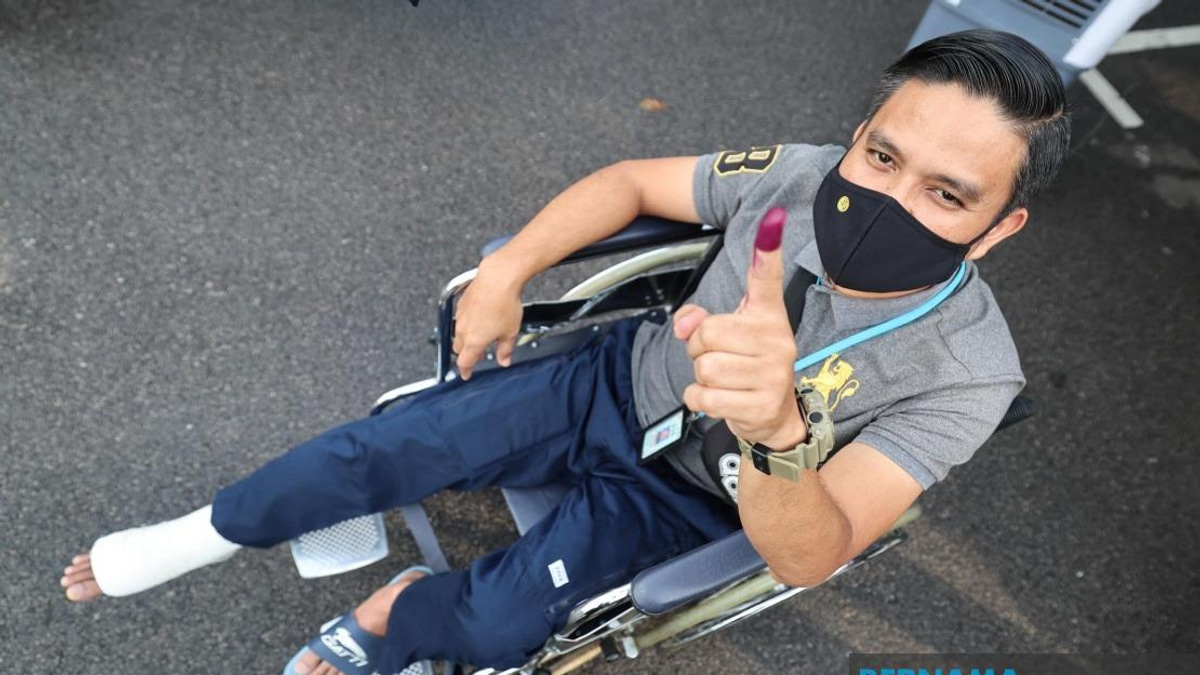 Determined Johor Cop Votes Despite Achilles Tendon Injury
