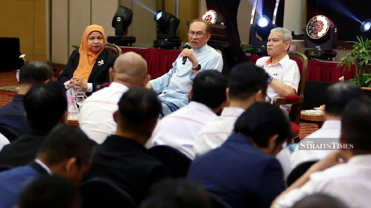 Anwar Approaches Prabowo Over Troubled Felda-Eagle High Investment Dispute